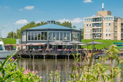 Restaurant de Beren Leerdam, een restaurant aan het water met terras.