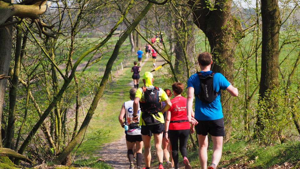 Mensen aan het hardlopen in de natuur
