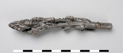 Voor dit koperen mesheft is een afgietsel gemaakt van een echte (groene) asperge.