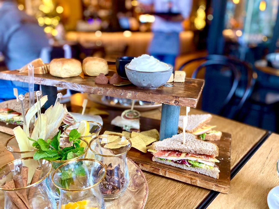 Etagere met lekkernijen en thee tijdens een high tea bij Restaurant Speijck in Oisterwijk