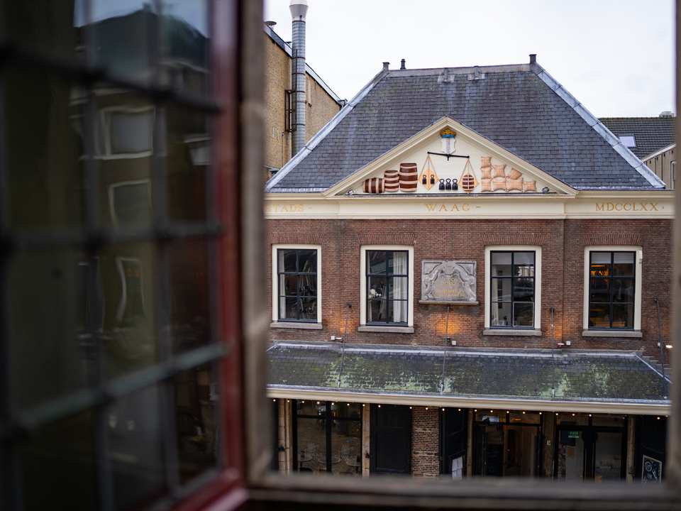 Het gebouw van restaurant De Waag in Delft