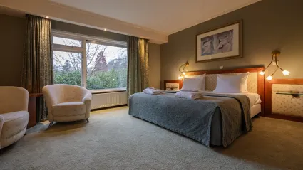 Ruime slaapkamer met tweepersoonsbed in hotel van Landgoed de Rosep