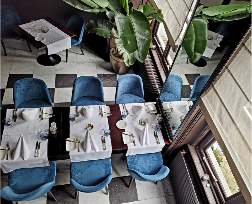 Zaal met gedekte tafels in het Prentenkabinet