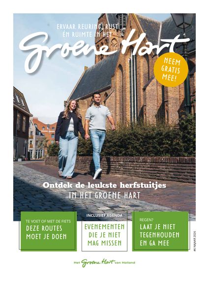 Cover recreatiekrant Het Groene Hart van Holland, najaar 2026, met wandelend stel langs een historische kerk en aankondiging van herfstuitjes, wandel- en fietsroutes en evenementen in het Groene Hart.
