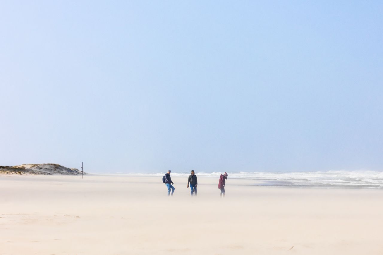 Wandelen op het strand van Vlieland in de storm. Richting Vliehors.