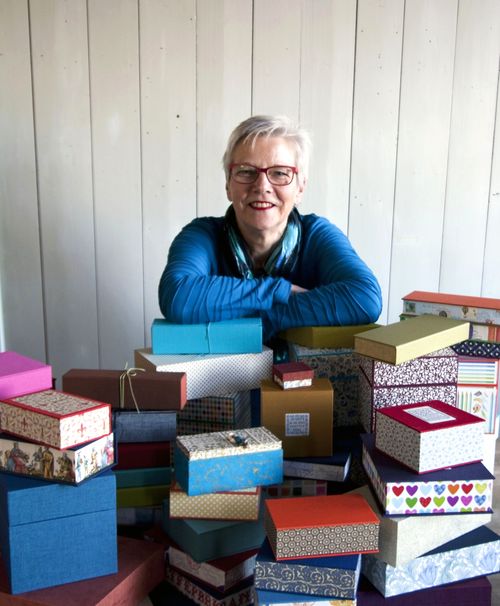 Een mevrouw met heel veel boeken