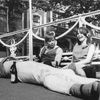 Jongelui chillen met bier op de Nieuwe Pijp in 1967