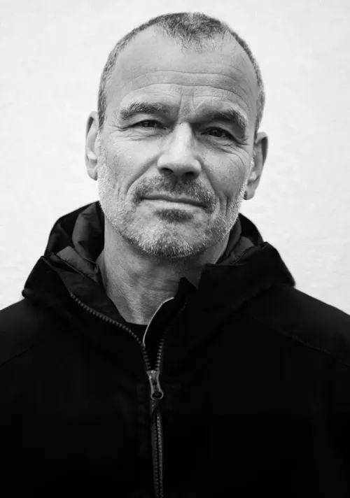 Een foto van een man in het zwart-wit