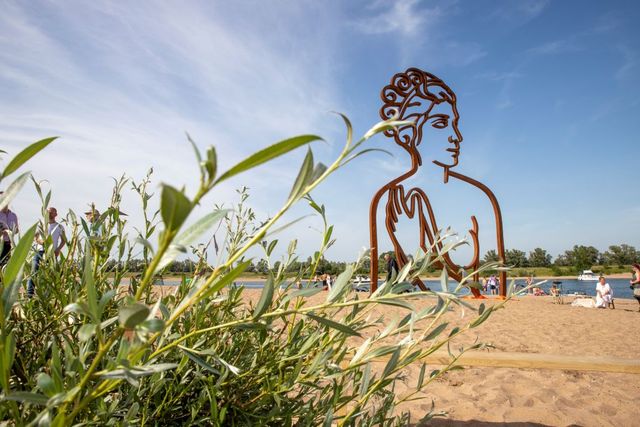 De tien meter hoge Romeinse Baadster aan het strand van De Bijland, die met het water mee beweegt.