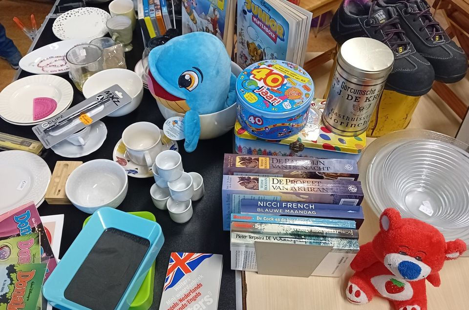 Een tafel voor spullen op een rommelmarkt