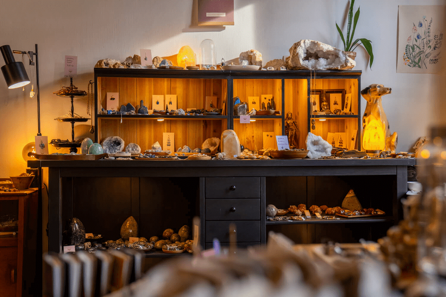 Een verborgen pareltje verstopt in het Jacobijnenhuis. Klein maar bomvol edelstenen winkeltje.