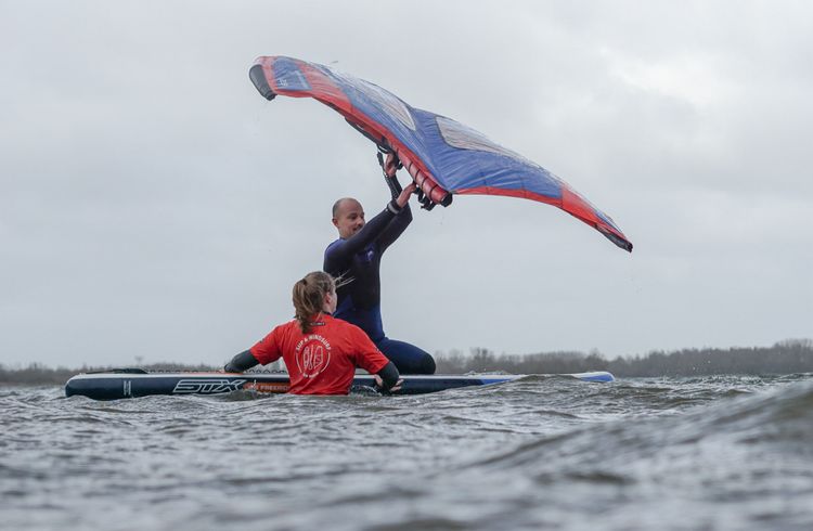 Duik de wereld in van het wingfoilen! Wij helpen je graag deze nieuwe sport onder de knie te krijgen bij Sup en windsurf Den Bosch