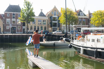 Vader en kind zwaaien naar passanten