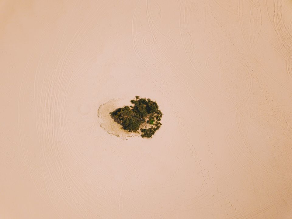 Dronefoto van een zandlandschap in Lunteren
