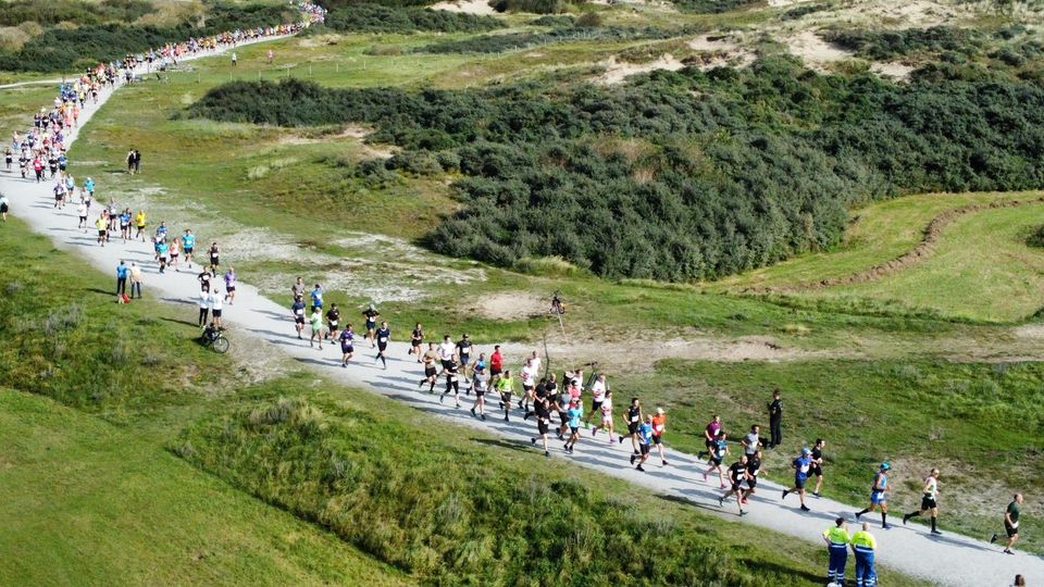 Foto van de halve marathon door de duinen