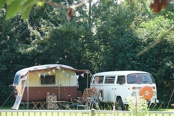 vintage kampeerweekend en oldtimerrondtour gezamenlijk eten en een good vibe.