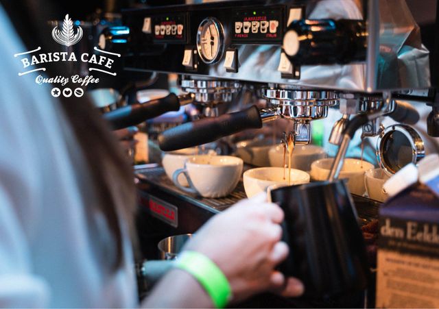 Een koffiezetapparaat staat in een restaurant en er wordt koffie mee gezet.