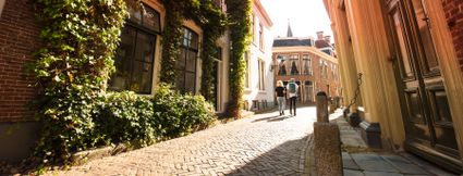 Wandelen tussen de oude gebouwen in het centrum van Leeuwarden