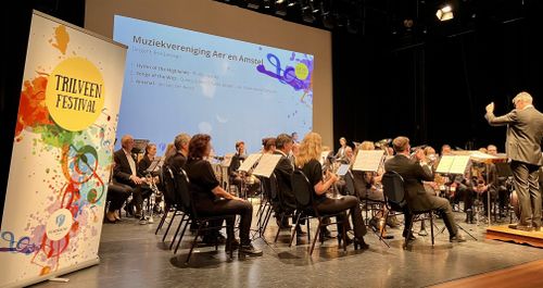 Een orkest die aan het optreden is