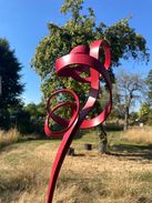 Kunstweibudel met buiten beelden en binnenkunst