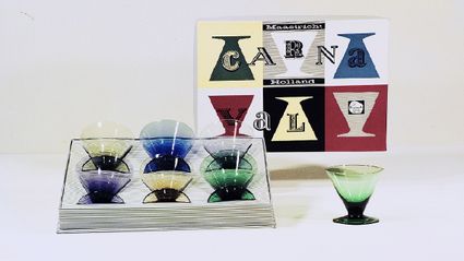 Een afbeelding van een doos met gekleurde glazen