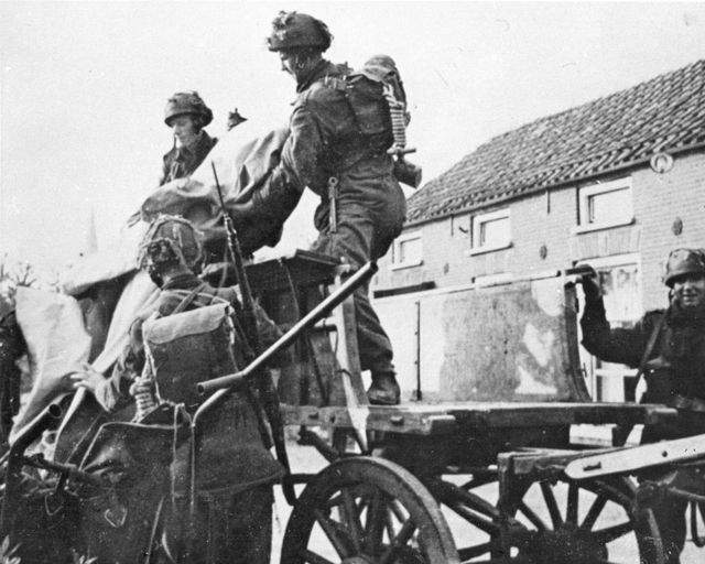 Polish paratroopers recover fallen soldiers (Molenstraat). Near Driel, 30 Polish soldiers died. They found their first resting place on the cemetery near the Roman Catholic church.