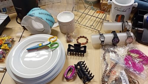 Rommelmarkt met items van borden, sierraden en andere snuisterijen