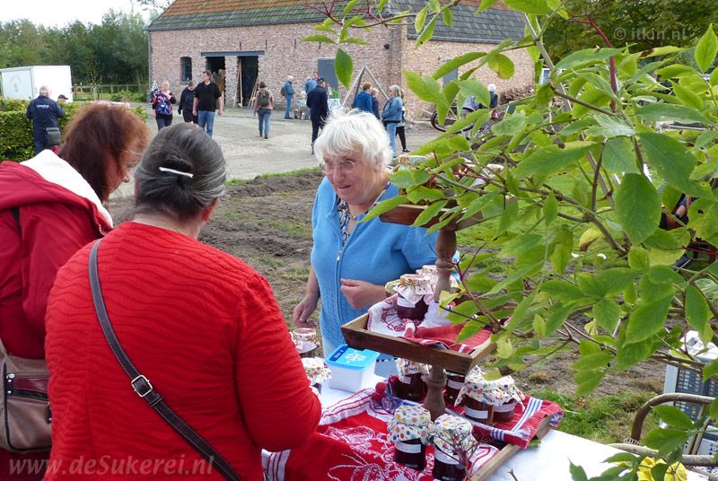 Verkopen van diverse soorten jam bij museum De Sukerei