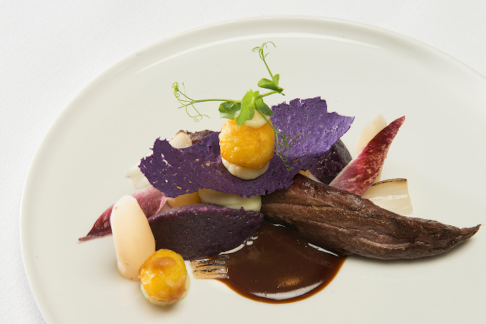 Ein schön angerichteter Teller mit Essen.