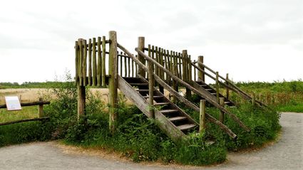 uitkijktoren in uitgestrekte natuur
