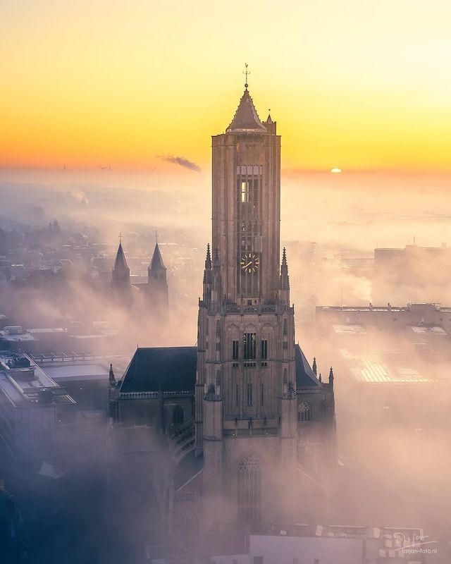 Eusebiuskerk in de mist tijdens zonsopkomst