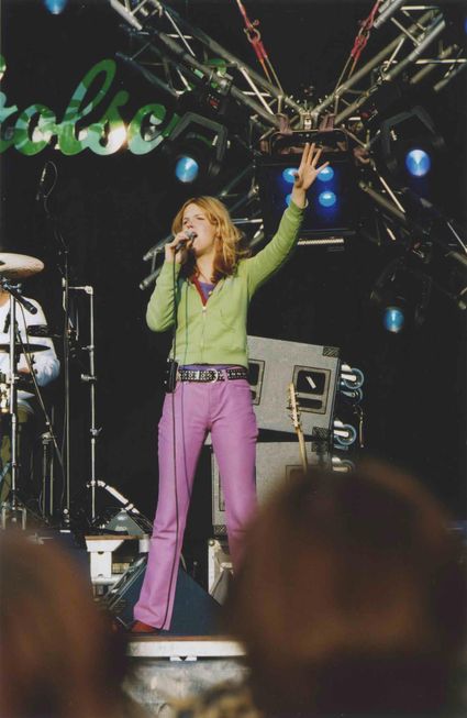 Beschrijving	32e Vierdaagsefeesten. Optreden van (?) op het podium aan de Waal
Datering	7/2001