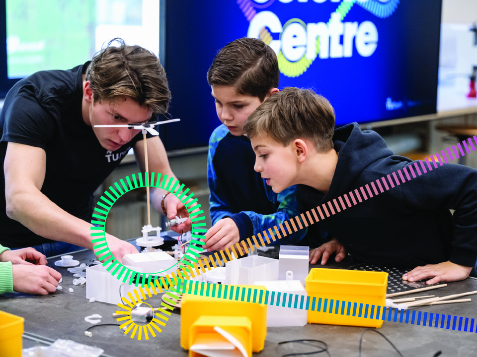 Jongens die kijken naar een experiment in het Science Centre Delft