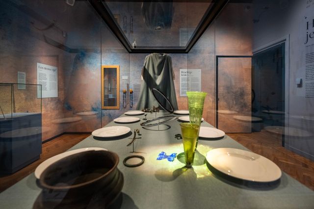 Een vitrine met oude voorwerpen in het Drents Museum in Assen.