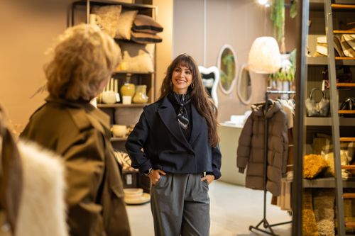 Vrouw pas kleding in een winkel