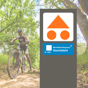 Volg de oranje bewegwijzering van de driehoek met twee rondjes. De bordjes vind je op palen langs de route.