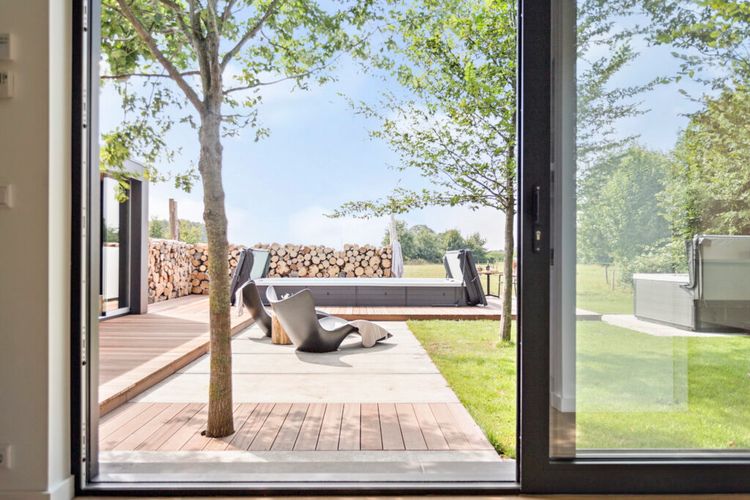 Uitkijk vanuit de kamer van accommodatie Het Veld op de zwemspa