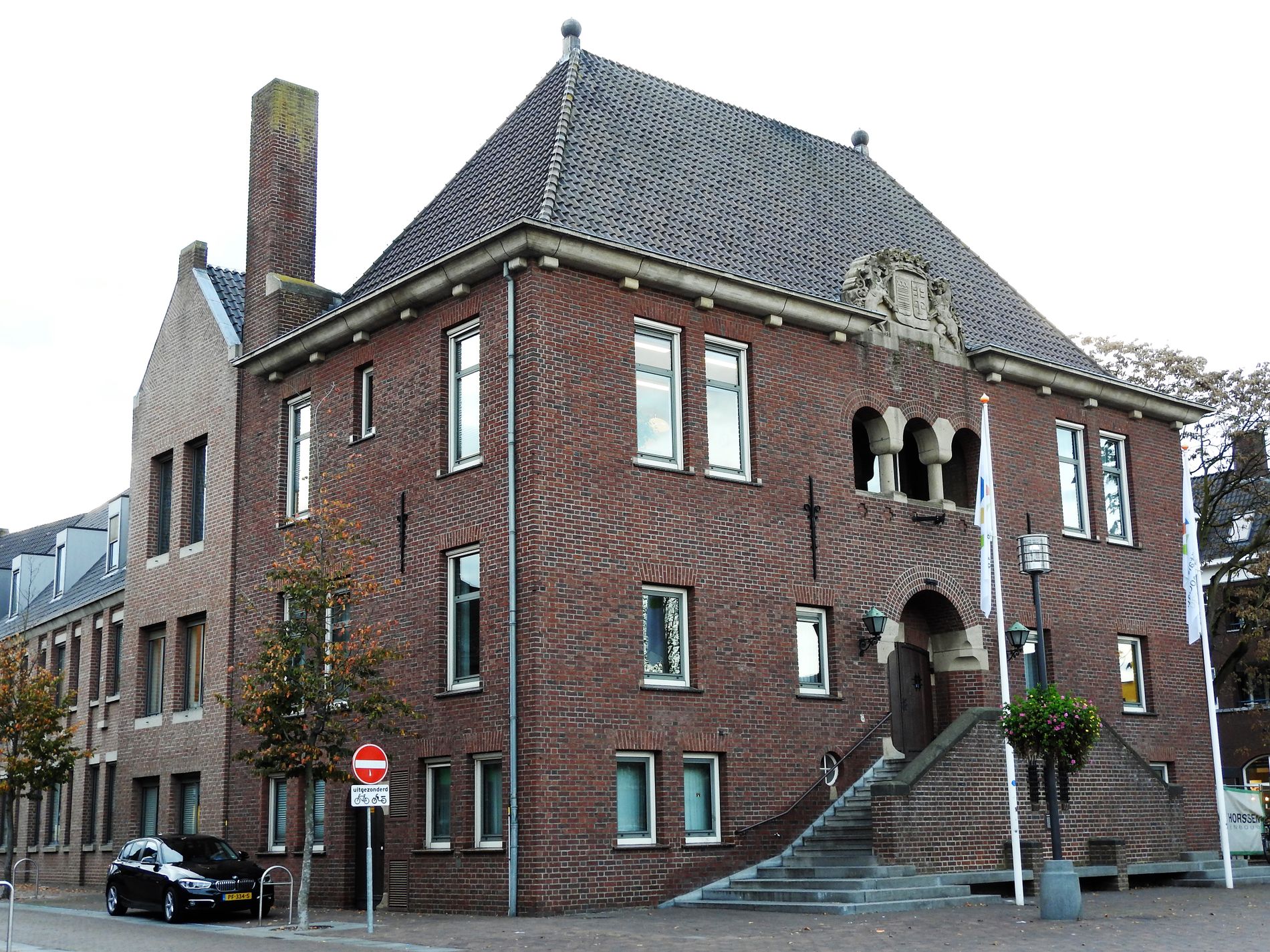 gemeentehuis met bordes en trappen