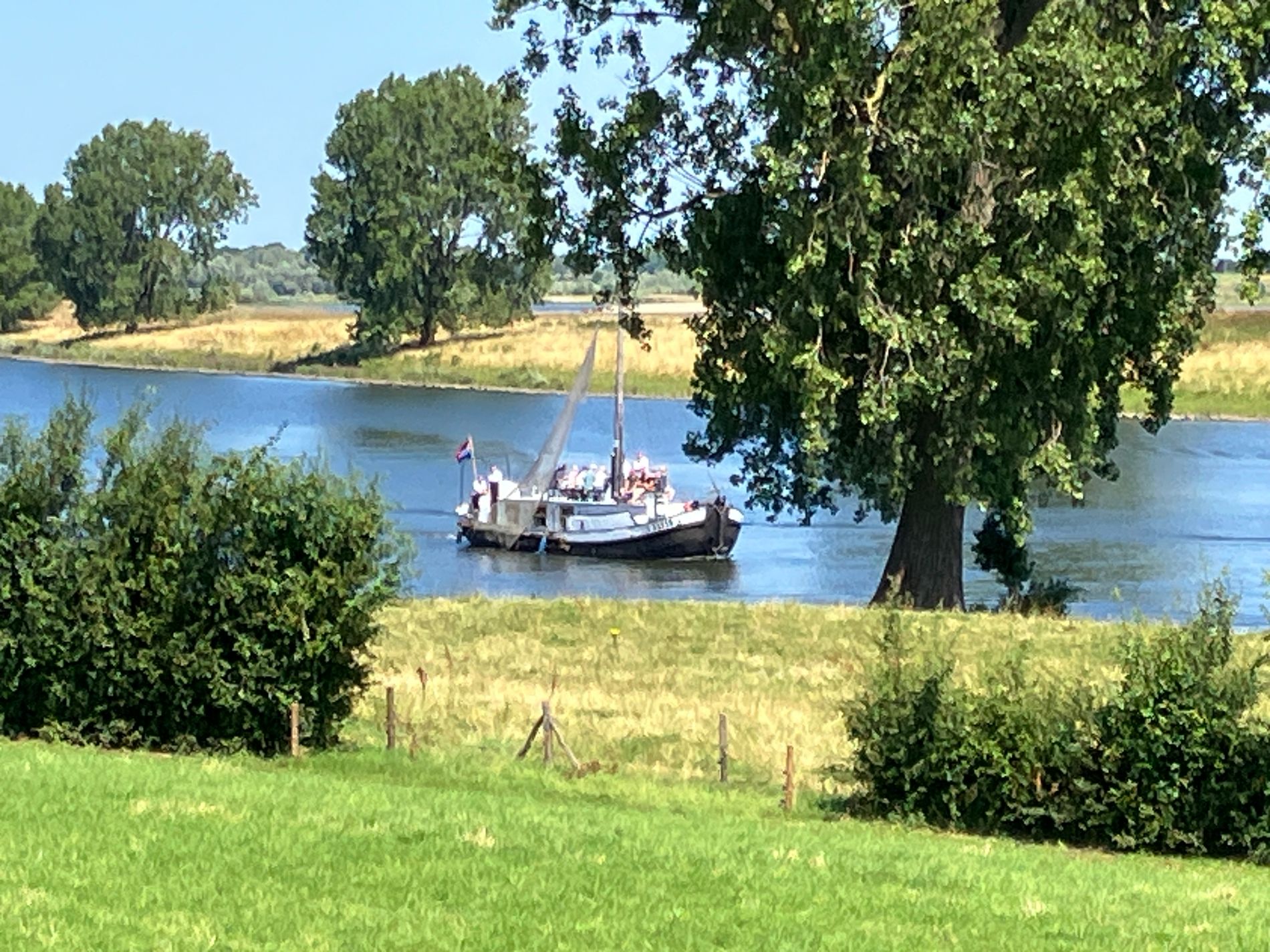 Doorkijkje tussen de bakenbomen