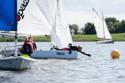 Kinderen op zeilkamp bij Zeilschool de Morra.