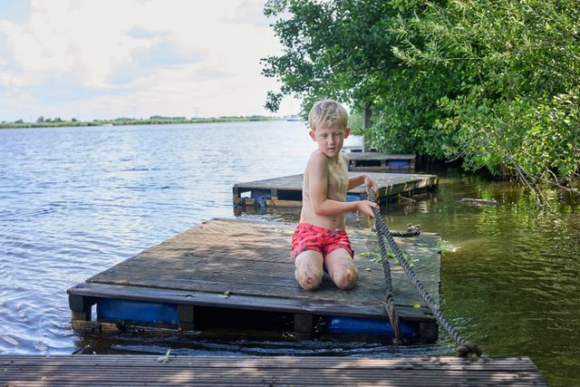 Kindje speelt op een vlot op het avonturen eiland Kameleondorp in Terherne.