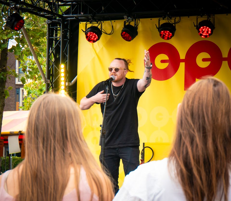 Spoken word artiest op het podium