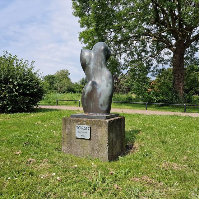 Het kunstwerk Torso van Jan Timmer in Oostzaan