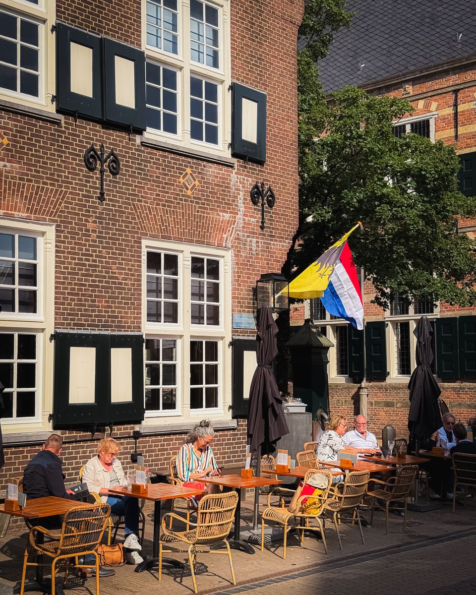 Genieten van een hapje of drankje op een terrasje in Vestingstad Naarden