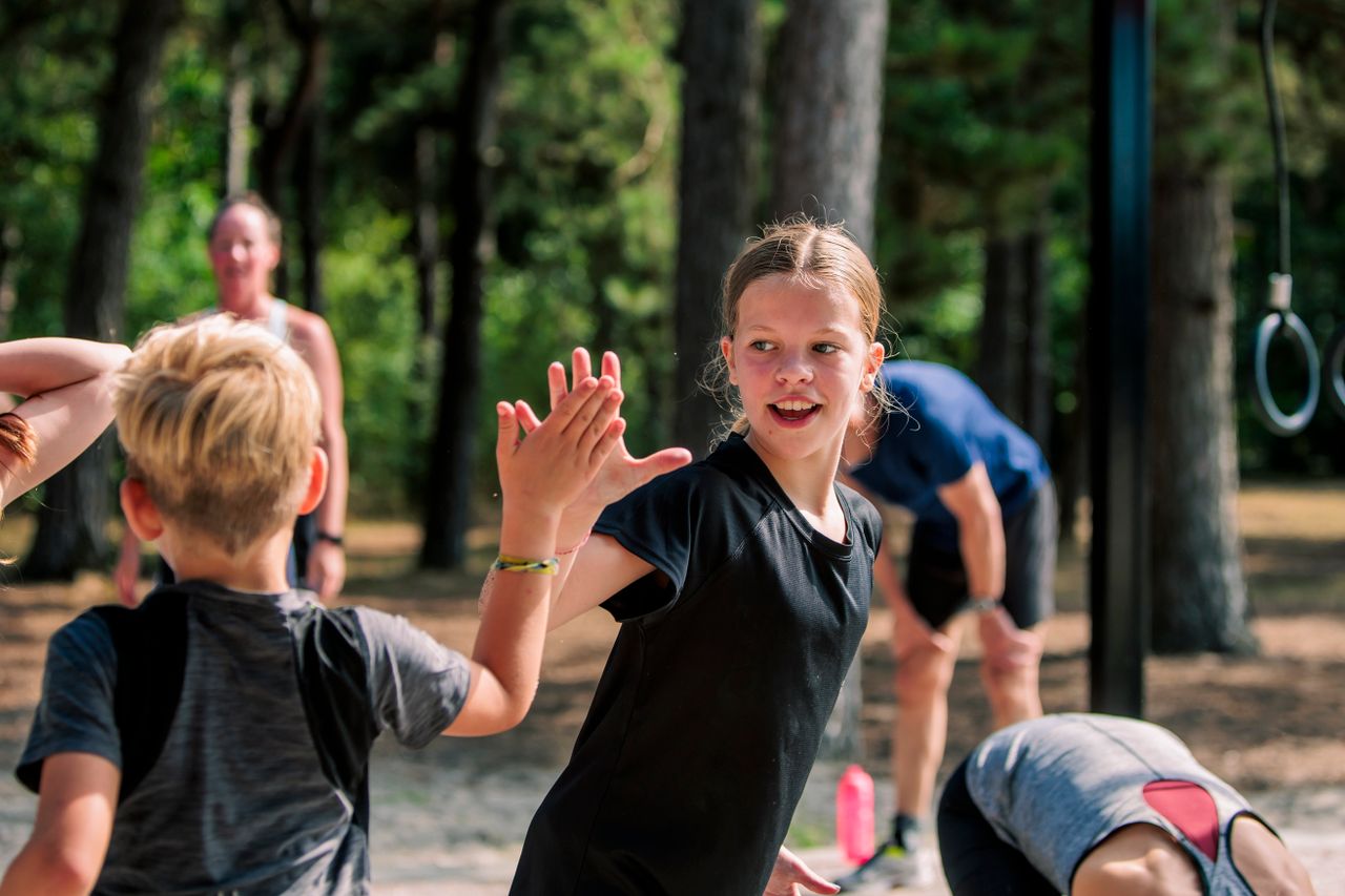 Meisje geeft high five
