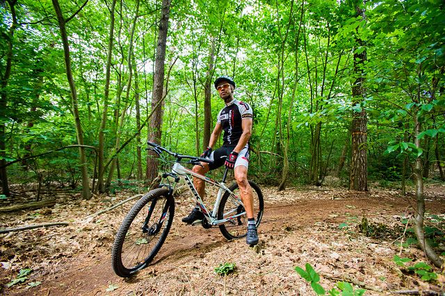 1 mountainbiker op het parcours