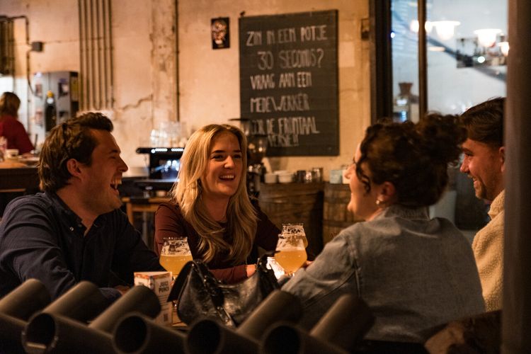 Vrienden drinken bier bij Brouwerij Frontaal in Breda