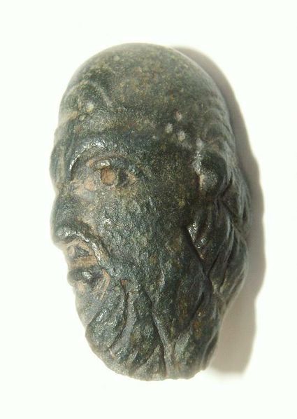 Bronzen ‘Batavenkopje’, getooid met helm en baard, met onduidelijke functie.