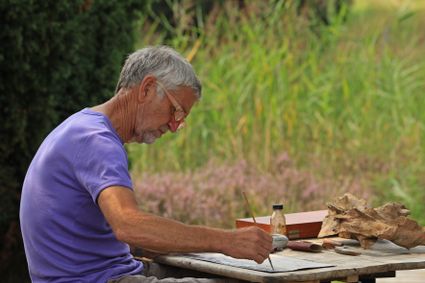 Demonstratie beeldhouwen met hout door Harm Echten