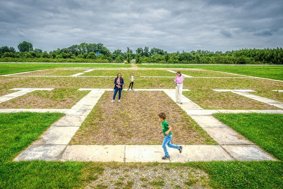 Bezoekers luisteren naar een audiotour over Castellum Fectio.